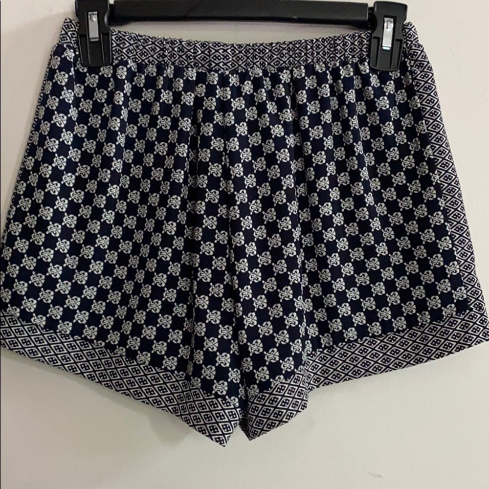 Blue pattern Flowy shorts - Picture 2 of 3